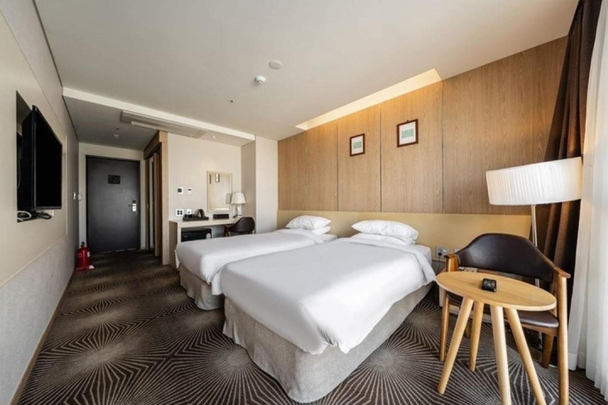 Golden Daisy Hotel Seogwipo Exterior photo