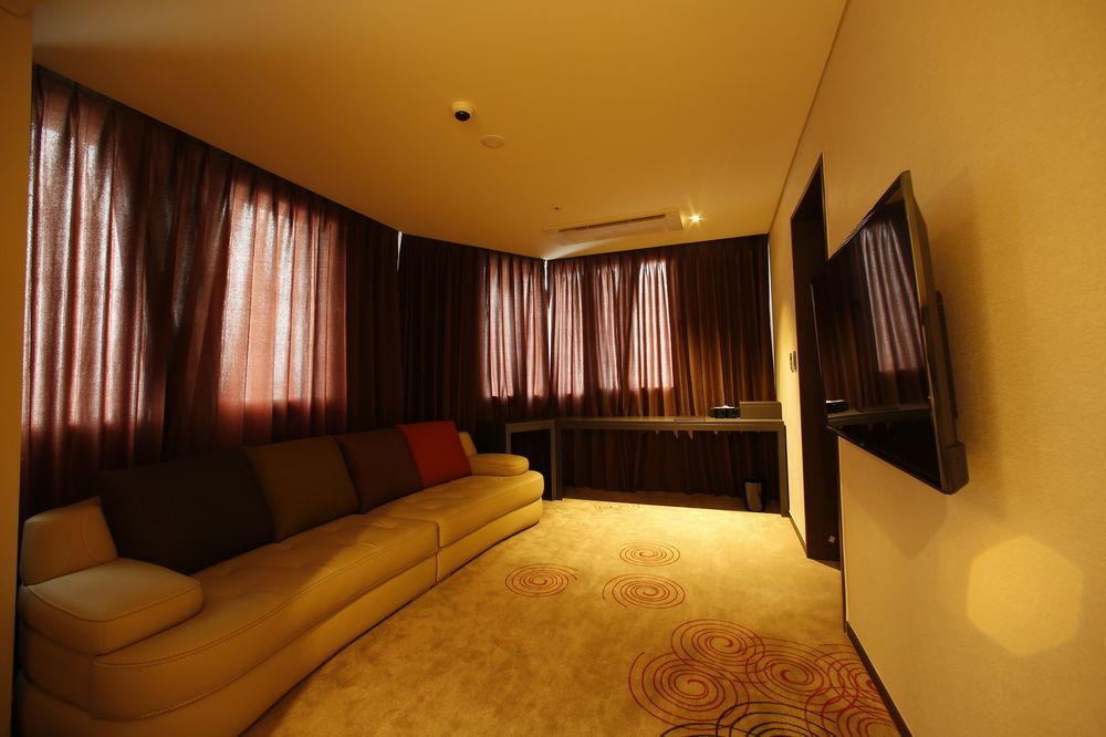Golden Daisy Hotel Seogwipo Exterior photo