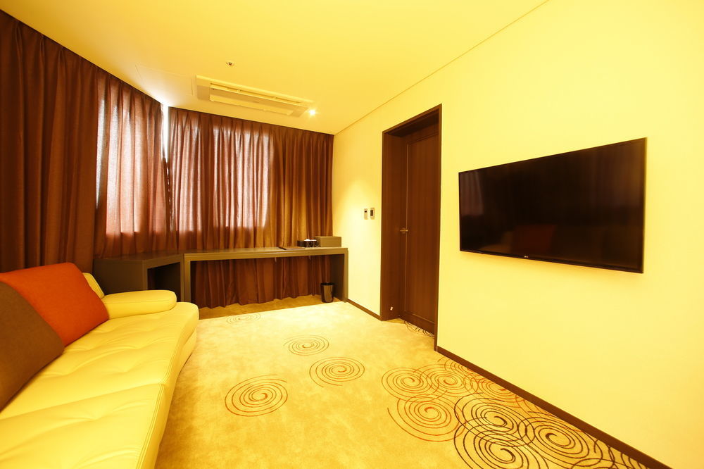 Golden Daisy Hotel Seogwipo Exterior photo