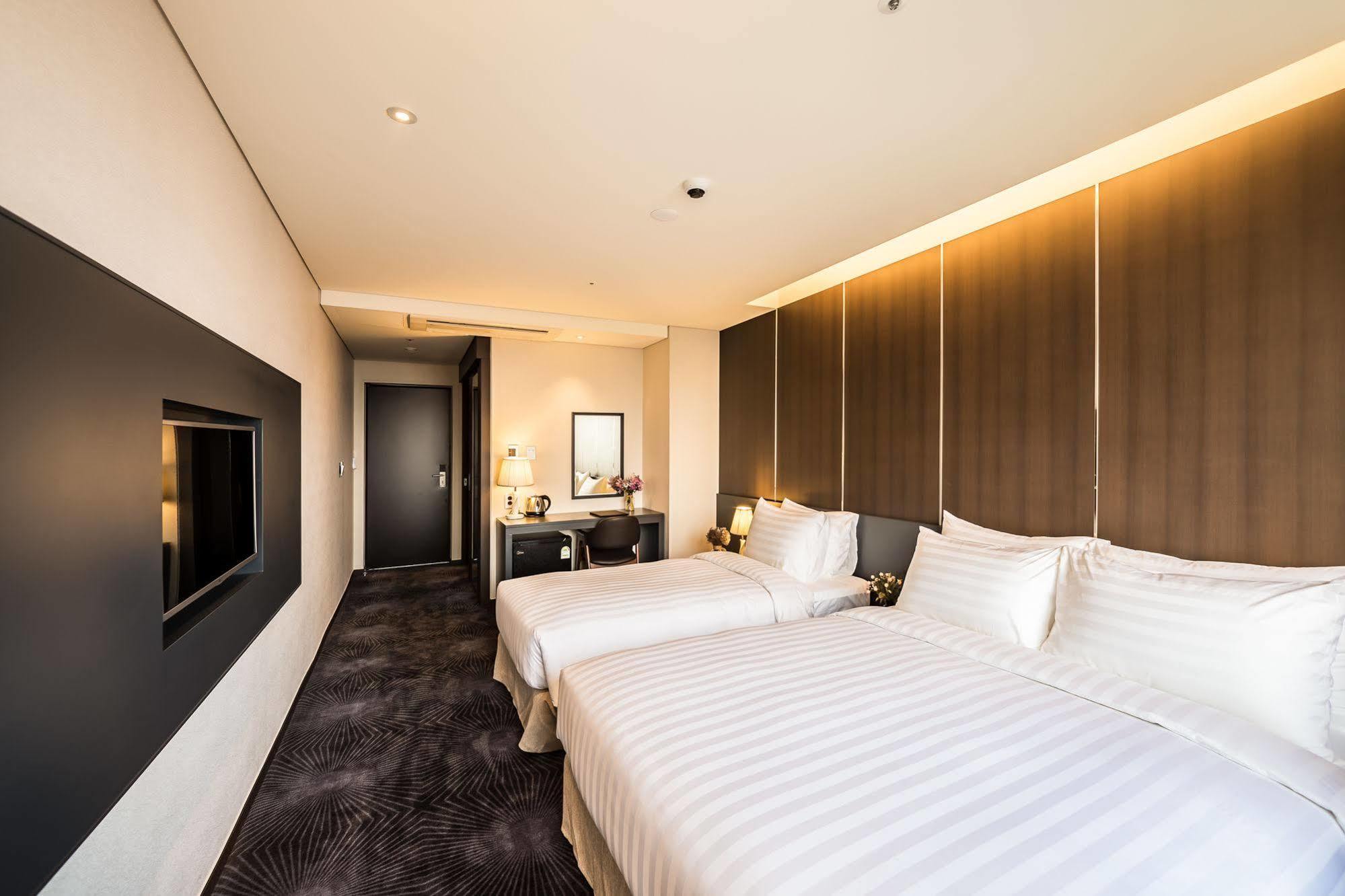 Golden Daisy Hotel Seogwipo Exterior photo